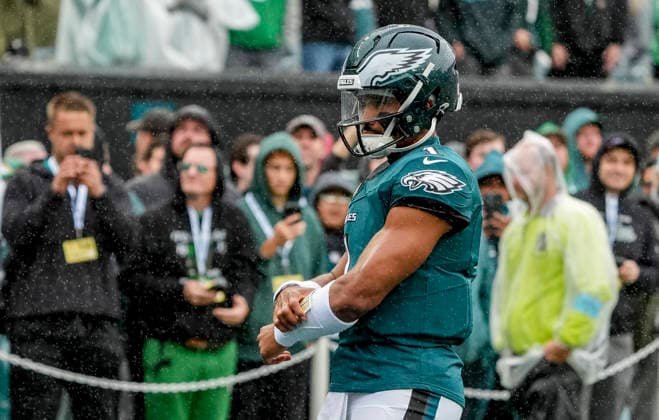 October 4, 2026, Philadelphia, Pa, USA: Oct 4, 2026; Philadelphia, PA, USA; Philadelphia Eagles quarterback Jalen Hurts (1) before the game during warm-ups at Lincoln Financial Field. Mandatory Credit: -Cal Media Philadelphia USA - ZUMAcs17 20261004_faf_cs17_144 Copyright: xScottxSeriox