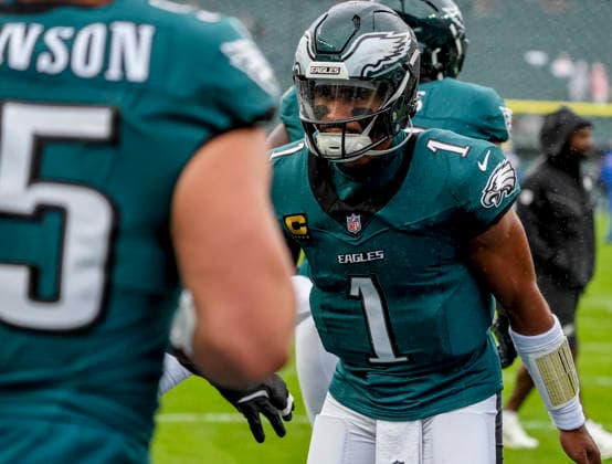 October 4, 2026, Philadelphia, Pa, USA: Oct 4, 2026; Philadelphia, PA, USA; Philadelphia Eagles quarterback Jalen Hurts (1) greets his defense as they come onto the field during warmups at Lincoln Financial Field. Mandatory Credit: -Cal Media Philadelphia USA - ZUMAcs17 20261004_faf_cs17_146 Copyright: xScottxSeriox
