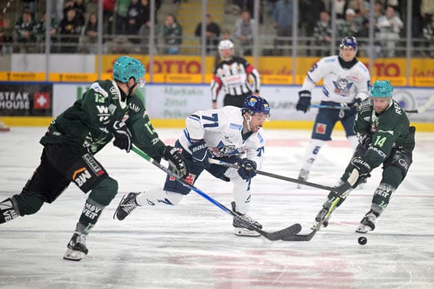 Tristan Keck (EC Kassel Huskies), No. 71, battles for the puck against Lois Spitzner (Bietigheim Steelers), No. 13, and Benjamin Zientek (Bietigheim Steelers), No. 14. Bietigheim Steelers vs. EC Kassel Huskies, ice hockey, DEL 2, Game 6 of the regular season, 2026–2027 season, October 4, 2026 Bietigheim Steelers vs. EC Kassel Huskies, ice hockey, DEL 2, Game 6 of the regular season, 2026–2027 season, October 4, 2026, Bietigheim Copyright: xEibner-Pressefotox EP_TBR