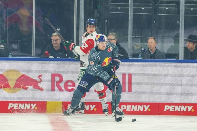 One-on-one, action, featuring Enrico Henriquez Morales 52 of the Augsburger Panther and Ville Pokka 22 of EHC Red Bull Munich, EHC Red Bull Munich vs. Augsburger Panther, Matchday 6, Ice Hockey, Penny DEL, October 3, 2026, Munich, Bavaria, Germany Copyright: xkolbert-press ChristianxKolbertx