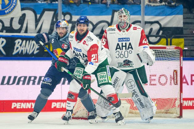 Ice Hockey, DEL, 20261004, EHC Red Bull Munich vs. Augsburg Panthers. Pictured, from left: Tobias Rieder (Munich, 8), Maximilian Glötzl (Augsburg, 21), and goaltender Tobias Ancicka (Augsburg, 45). Munich SAP Garden, Bavaria, Germany Copyright: Passion2Press MarkusxFischerx