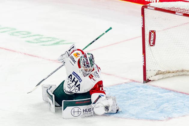 Tobias Ancicka, goaltender for the Augsburger Panther, 45, catches a puck (GER), EHC Red Bull Munich vs. Augsburger Panther, DEL, 2026–2027 season, Matchday 6, October 4, 2026 Photo: HMB Media, Franz Feiner Copyright: HMBxMedia FranzxFeiner