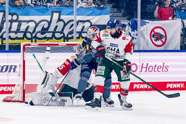 Tobias Rieder, EHC Red Bull Munich, No. 08, narrowly misses here against Tobias Ancicka, goaltender for the Augsburger Panther, No. 45, and Maximilian Gloetzl, Augsburger Panther, No. 21, GER, EHC Red Bull Munich vs. Augsburger Panther, DEL, 2026–2027 season, Matchday 6, October 4, 2026. Photo: HMB Media, Heike Feiner Copyright: HMBxMedia HeikexFeiner