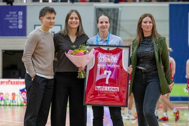 Toyota DBBL 2026–2027 HalFit Lions vs. TK Hannover Halle Saale, Germany, October 4, 2026. Pictured from left: Janina Schinkel, Laura Schinkel as the HalFit Lions bid farewell, Franziska Seifert (MBC) and Ulrike Woelfel (MBC Halle Saale) at the swh Arena in Saxony-Anhalt, Germany