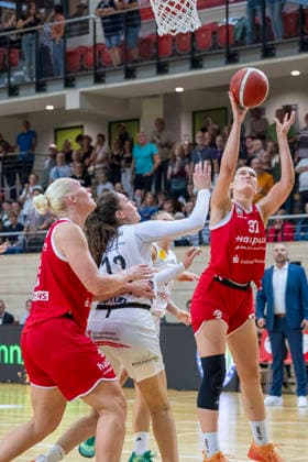 Toyota DBBL 2026–2027: HalFit Lions vs. TK Hannover, Halle an der Saale, Germany, October 4, 2026. Pictured from left to right in a matchup: Marta Miscenko (Halle), Rowena Jongeling (Hannover), and Paula Wenemoser (Halle an der Saale), at the swh Arena in Saxony-Anhalt, Germany.