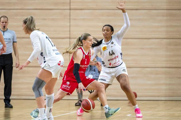 Toyota DBBL 2026–2027 HalFit Lions vs. TK Hannover Halle Saale, Germany, October 4, 2026. Pictured, from left: Rowena Jongeling (Hannover), Lee Volker (Halle), and Alyssa Brown (Hannover Halle Saale) at the swh Arena in Saxony-Anhalt, Germany