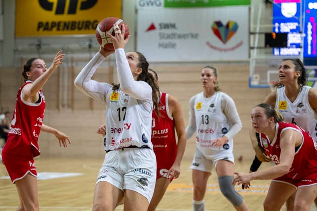 Toyota DBBL 2026–2027 HalFit Lions vs. TK Hannover, Halle Saale, Germany, October 4, 2026. Pictured: Rowena Jongeling of Hannover with the ball, Halle Saale, swh Arena, Saxony-Anhalt, Germany