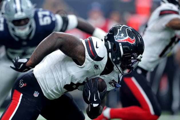 October 4, 2026, Houston, Texas, U.S: Houston Texans running back Woody Marks (4) carries the ball upfield during the first quarter of the NFL, American Football Herren, USA regular season game between the Houston Texans and the Dallas Cowboys at Reliant Stadium in Houston, TX on October 4, 2026. NFL 2026 - Dallas Cowboys Vs Houston Texans - ZUMAw137 20261004_aap_w137_020 Copyright: xErikxWilliamsx