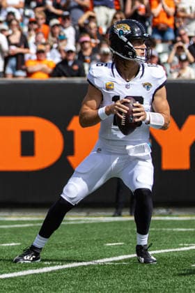 Oct 4, 2026; Cincinnati, OH, USA; Jacksonville Jaguars quarterback Trevor Lawrence (16) sets in the pocket during NFL, American Football Herren, USA game action against the Cincinnati Bengals at Paycor Stadium. Mandatory Credit: -Cal Media NFL 2026: Jaguars Vs Bengals OCT 04 - ZUMAc04_ 20261004_zma_c04_024 Copyright: xJohnxMersitsx