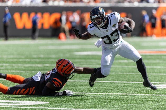Oct 4, 2026; Cincinnati, OH, USA; Jacksonville Jaguars running back Bhayshul Tuten (33) runs with the ball during NFL, American Football Herren, USA game action against the Cincinnati Bengals at Paycor Stadium. Mandatory Credit: -Cal Media NFL 2026: Jaguars Vs Bengals OCT 04  - ZUMAc04_ 20261004_zma_c04_031 Copyright: xJohnxMersitsx