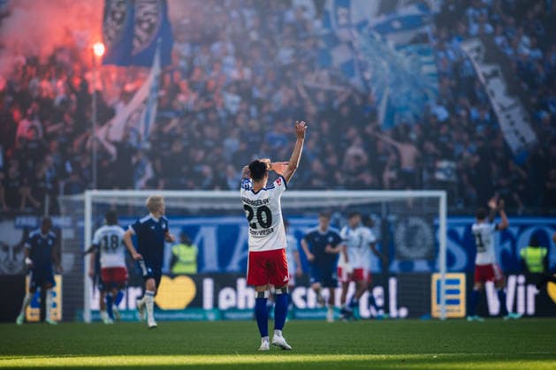 Friendly Match: Hamburger SV vs. FC Copenhagen, October 4, 2026. Fabio Vieira of Hamburger SV, age 20, raises his hand. Soccer, Friendly Match: Hamburger SV vs. FC Copenhagen on October 4, 2026, at the Volksparkstadion, Hamburg. DFL regulations prohibit any use of photographs as image sequences and or quasi-video. Copyright: xBEAUTIFULxSPORTS Tonhäuserx