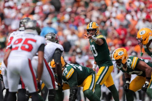 Oct 4, 2026; Tampa, FL, USA; Green Bay Packers quarterback Jordan Love (10) points to a Tampa Bay Buccaneers defensive playing from the line of scrimmage during the NFL, American Football Herren, USA game between the Green Bay Packers and Tampa Bay Buccaneers at Raymond James Stadium. Mandatory Credit: Taylor McFee-Cal Media NFL 2026: Packers Vs Buccaneers OCT 04  - ZUMAc04_ 20261004_zma_c04_058 Copyright: xTaylorxMcfeex