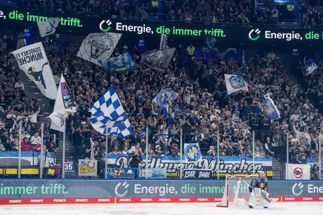 Munich fans in the North Stand behind Mathias Niederberger, goalie for EHC Red Bull Munich (35), celebrate the goal that made it 1–0 for GER in the game between EHC Red Bull Munich and the Augsburger Panther, DEL, 2026–2027 season, Matchday 6, October 4, 2026. Photo: HMB Media, Heike Feiner Copyright: HMBxMedia HeikexFeiner