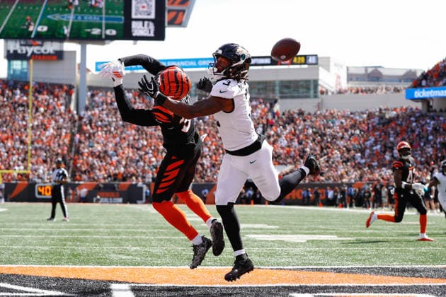 CINCINNATI, OH - OCTOBER 04: Jacksonville Jaguars wide receiver Jakobi Meyers (3) attempts to catch a touchdown during the game between the Jacksonville Jaguars and the Cincinnati Bengals at Paycor Stadium on October 4, 2026 in Cincinnati, OH. (Photo by Ian Johnson Icon Sportswire) NFL, American Football Herren, USA OCT 04 Jaguars at Bengals EDITORIAL USE ONLY Icon261004012