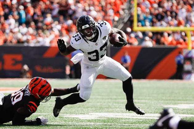 CINCINNATI, OH - OCTOBER 04: Jacksonville Jaguars running back Bhayshul Tuten (33) carries the ball during the game between the Jacksonville Jaguars and the Cincinnati Bengals at Paycor Stadium on October 4, 2026 in Cincinnati, OH. (Photo by Ian Johnson Icon Sportswire) NFL, American Football Herren, USA OCT 04 Jaguars at Bengals EDITORIAL USE ONLY Icon261004013