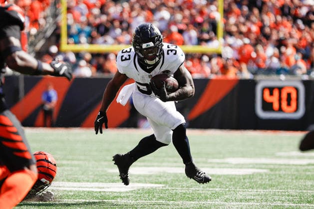 CINCINNATI, OH - OCTOBER 04: Jacksonville Jaguars running back Bhayshul Tuten (33) carries the ball during the game between the Jacksonville Jaguars and the Cincinnati Bengals at Paycor Stadium on October 4, 2026 in Cincinnati, OH. (Photo by Ian Johnson Icon Sportswire) NFL, American Football Herren, USA OCT 04 Jaguars at Bengals EDITORIAL USE ONLY Icon261004014