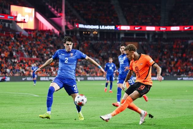 EINDHOVEN - (lr) Kosta NedeljkoviÄ‡ of Serbia, Noa Lang of the Netherlands during the UEFA Nations League match between the Netherlands and Serbia at the Philips Stadium on 4 October 2026 in Eindhoven, the Netherlands. SONNY LENSEN ANP xVIxANPxSportx xxANPxIVx 571517493 originalFilename: 571517493