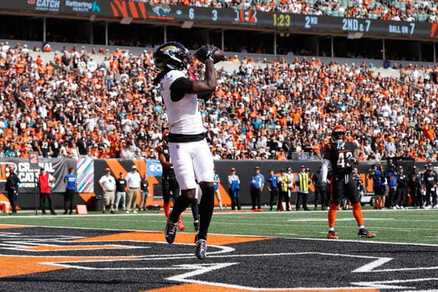 CINCINNATI, OH - OCTOBER 04: Jacksonville Jaguars wide receiver Brian Thomas Jr. (7) catches a touchdown during the game between the Jacksonville Jaguars and the Cincinnati Bengals at Paycor Stadium on October 4, 2026 in Cincinnati, OH. (Photo by Ian Johnson Icon Sportswire) NFL, American Football Herren, USA OCT 04 Jaguars at Bengals EDITORIAL USE ONLY Icon261004016