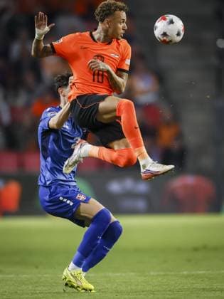 EINDHOVEN - (lr) Kosta Nedeljkovic of Serbia and Noa Lang of the Netherlands during the UEFA Nations League match between the Netherlands and Serbia at the Philips Stadium on October 4, 2026 in Eindhoven, the Netherlands. KOEN VAN WEEL ANP xVIxANPxSportx xxANPxIVx 571519545 originalFilename: 571519545