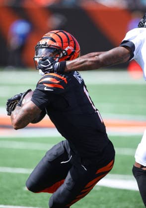CINCINNATI, OH - OCTOBER 4: Cincinnati Bengals wide receiver Ja marr Chase 1 suffered a concussion and was ruled out of the second half of a game between the Jacksonville Jaguars and the Cincinnati Bengals on October 4, 2026, at Paycor Stadium in Cincinnati, OH. (Photo by Jeff Moreland Icon Sportswire) NFL, American Football Herren, USA OCT 04 Jaguars at Bengals EDITORIAL USE ONLY Icon168261004015