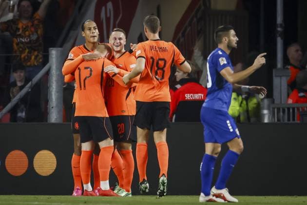 EINDHOVEN - (lr) Virgil van Dijk of the Netherlands, Mexx Meerdink of the Netherlands, Teun Koopmeiners of the Netherlands and Joey Veerman of the Netherlands celebrate the 1-0 goal by Teun Koopmeiners of the Netherlands and DuÅ¡an Tadic of Serbia during the UEFA Nations League match between the Netherlands and Serbia at the Philips Stadium on October 4, 2026 in Eindhoven, the Netherlands. KOEN VAN WEEL ANP xVIxANPxSportx xxANPxIVx 571520635 originalFilename: 571520635