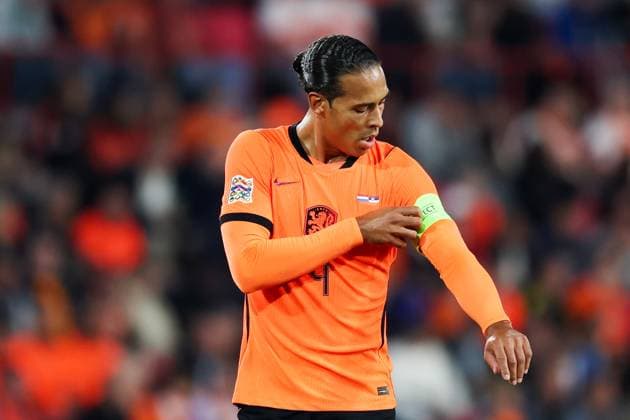 EINDHOVEN - Virgil van Dijk of the Netherlands inspects his captain s armband during the UEFA Nations League match between the Netherlands and Serbia at the Philips Stadium on October 4, 2026, in Eindhoven, the Netherlands. SONNY LENSEN ANP xVIxANPxSportx xxANPxIVx 571522823 originalFilename: 571522823