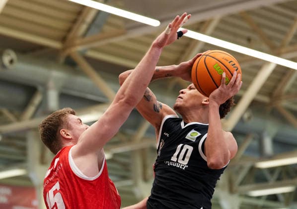 Isaiah Sanders of the ETB Miners Essen (No. 10) drives to the basket against Bjoern Rohwer of the RheinStars Cologne (No. 15). GER, ETB Miners Essen vs. RheinStars Cologne, Barmer 2 Basketball Bundesliga, ProA, Matchday 3, 2026–27 season, Sporthalle am Hallo, Essen, October 4, 2026 ETB Miners Essen vs. RheinStars Cologne, ProA, Matchday 3, 2026–27 season, October 4, 2026, Essen Copyright: xEibner-Pressefoto ScottxColemanx EP_SCN
