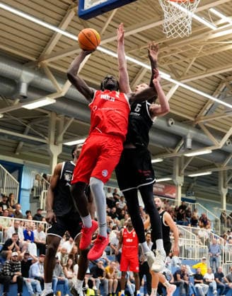 Nat Diallo of RheinStars Cologne (8) drives to the basket against Craig Moller of ETB Miners Essen (6). GER, ETB Miners Essen vs. RheinStars Cologne, Barmer 2 Basketball Bundesliga, ProA, Matchday 3, 2026–27 Season, Sporthalle am Hallo, Essen, October 4, 2026 ETB Miners Essen vs. RheinStars Cologne, ProA, Matchday 3, 2026–27 season, October 4, 2026 Essen Copyright: xEibner-Pressefoto ScottxColemanx EP_SCN