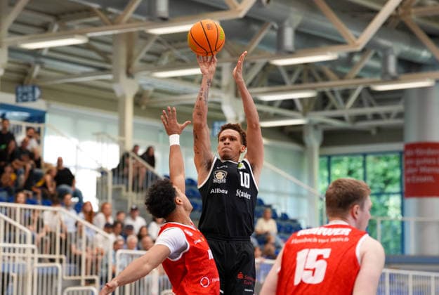 Isaiah Sanders of the ETB Miners Essen, No. 10, shoots for the basket (GER), ETB Miners Essen vs. RheinStars Cologne, Barmer 2 Basketball Bundesliga, ProA, Matchday 3, 2026–27 Season, Sporthalle am Hallo, Essen, October 4, 2026 ETB Miners Essen vs. RheinStars Cologne, ProA, Matchday 3, 2026–27 season, October 4, 2026 Essen Copyright: xEibner-Pressefoto ScottxColemanx EP_SCN