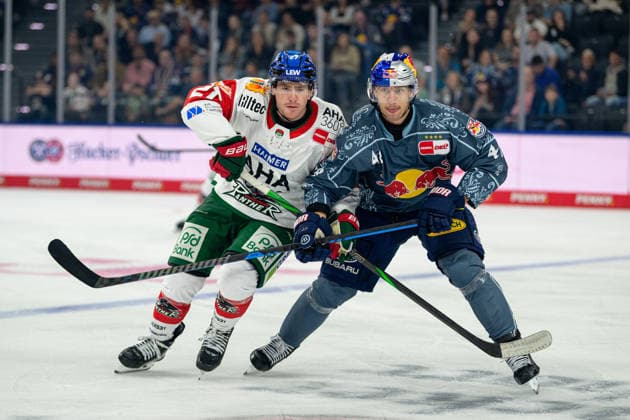Ice Hockey, DEL, 20261004, EHC Red Bull Munich vs. Augsburg Panthers. Pictured, from left: Kyle Mayhew (Augsburg, 27) and Lucas Thaler (Munich, 48). Munich SAP Garden, Bavaria, Germany Copyright: Passion2Press MarkusxFischerx