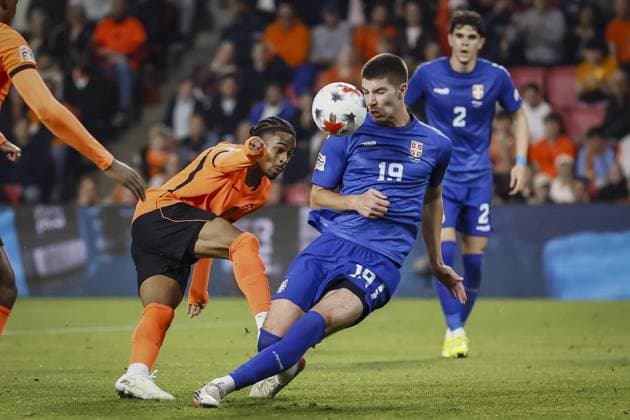 EINDHOVEN - (lr) Crysencio Summerville of the Netherlands and Stefan Gudelj of Serbia during the UEFA Nations League match between the Netherlands and Serbia at the Philips Stadium on October 4, 2026 in Eindhoven, the Netherlands. KOEN VAN WEEL ANP xVIxANPxSportx xxANPxIVx 571526263 originalFilename: 571526263