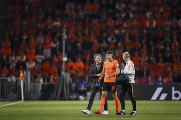 EINDHOVEN - Micky van de Ven of the Netherlands leaves the field injured during the UEFA Nations League match between the Netherlands and Serbia at the Philips Stadium on October 4, 2026, in Eindhoven, the Netherlands. KOEN VAN WEEL ANP xVIxANPxSportx xxANPxIVx 571527820 originalFilename: 571527820