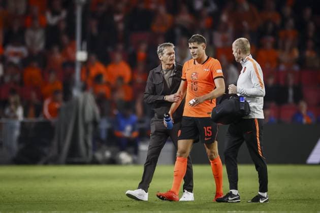 EINDHOVEN - Micky van de Ven of the Netherlands leaves the field injured during the UEFA Nations League match between the Netherlands and Serbia at the Philips Stadium on October 4, 2026, in Eindhoven, the Netherlands. KOEN VAN WEEL ANP xVIxANPxSportx xxANPxIVx 571527826 originalFilename: 571527826