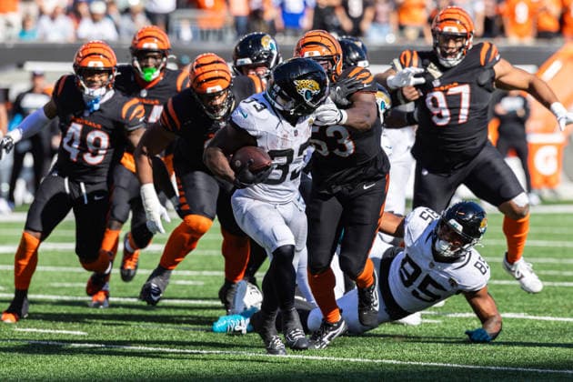 Oct 4, 2026; Cincinnati, OH, USA; Jacksonville Jaguars running back Bhayshul Tuten (33) runs with the ball during NFL, American Football Herren, USA game action against the Cincinnati Bengals at Paycor Stadium. Mandatory Credit: -Cal Media NFL 2026: Jaguars Vs Bengals OCT 04  - ZUMAc04_ 20261004_zma_c04_077 Copyright: xJohnxMersitsx