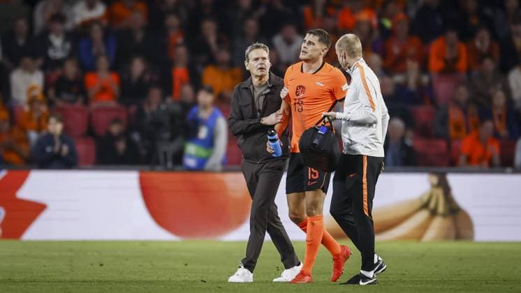 EINDHOVEN - Micky van de Ven of the Netherlands leaves the field injured during the UEFA Nations League match between the Netherlands and Serbia at the Philips Stadium on October 4, 2026, in Eindhoven, the Netherlands. KOEN VAN WEEL ANP xVIxANPxSportx xxANPxIVx 571527959 originalFilename: 571527959