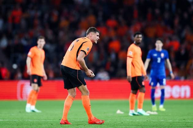 EINDHOVEN - Micky van de Ven of the Netherlands suffers a hand injury during the UEFA Nations League match between the Netherlands and Serbia at the Philips Stadium on October 4, 2026, in Eindhoven, the Netherlands. SONNY LENSEN ANP xVIxANPxSportx xxANPxIVx 571528407 originalFilename: 571528407