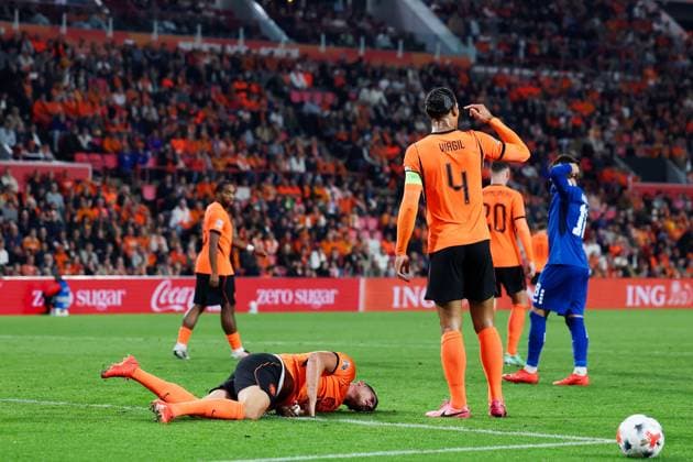 EINDHOVEN - Micky van de Ven of the Netherlands suffers a hand injury during the UEFA Nations League match between the Netherlands and Serbia at the Philips Stadium on October 4, 2026, in Eindhoven, the Netherlands. SONNY LENSEN ANP xVIxANPxSportx xxANPxIVx 571528554 originalFilename: 571528554