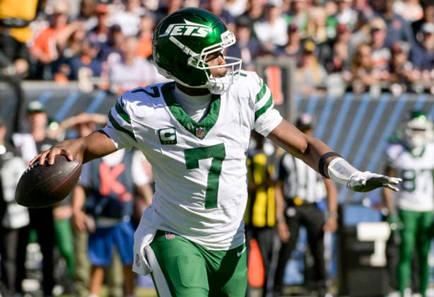 New York Jets quarterback Geno Smith (7) passes the ball against the Chicago Bears at Soldier Field in Chicago on Sunday, October 4, 2026. Bears defeated the Jets 23-12.  CHI20261004120 MARKxBLACK