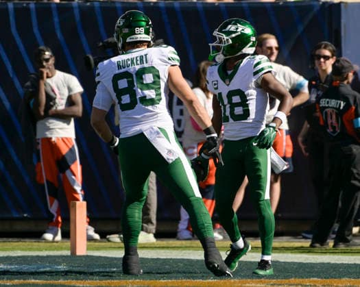 New York Jets Jeremy Ruckert (89) congratulates Isaiah Williams (18) on his fourth quarter touchdown against the Chicago Bears at Soldier Field in Chicago on Sunday, October 4, 2026. Bears defeated the Jets 23-12.  CHI20261004121 MARKxBLACK