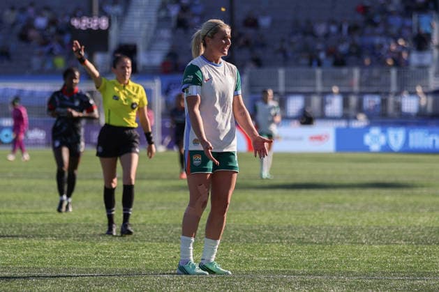 EVANSTON, USA - October 4: Lindsey Heaps (10 Denver Summit FC) reacts to a play during the game between the Chicago Stars FC and Denver Summit FC at Northwestern Medicine Field at Martin Stadium on Sunday, October 4 in Evanston, USA Copyright: xShainaxBenhiyoun SPPx Sportspressphoto_SPR245651