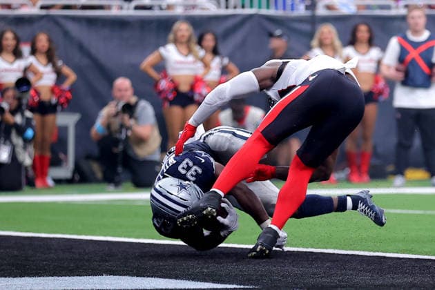 October 4, 2026, Houston, Texas, U.S: Dallas Cowboys running back Javonte Williams (33) carries the ball across the goal line for a touchdown during the fourth quarter of the NFL, American Football Herren, USA regular season game between the Houston Texans and the Dallas Cowboys at Reliant Stadium in Houston, TX on October 4, 2026. NFL 2026 - Dallas Cowboys Vs Houston Texans  - ZUMAw137 20261004_aap_w137_075 Copyright: xErikxWilliamsx