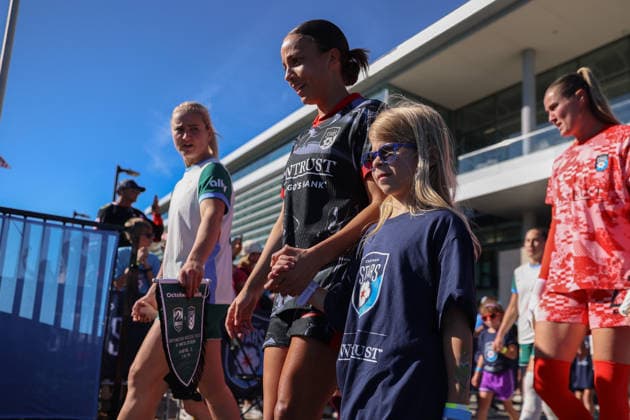 EVANSTON, USA - October 4: Lindsey Heaps (10 Denver Summit FC) and Mallory Swanson (9 Chicago Stars FC) walk onto the pitch before the game between the Chicago Stars FC and Denver Summit FC at Northwestern Medicine Field at Martin Stadium on Sunday, October 4 in Evanston, USA Copyright: xShainaxBenhiyoun SPPx Sportspressphoto_SPR245661