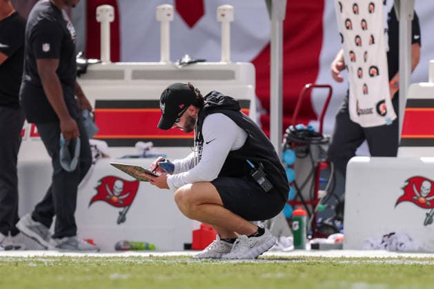 Oct 4, 2026; Tampa, FL, USA; Tampa Bay Buccaneers quarterback Baker Mayfield (6) looks at a tablet on the sidelined during the NFL, American Football Herren, USA game between the Green Bay Packers and Tampa Bay Buccaneers at Raymond James Stadium. Mandatory Credit: Taylor McFee-Cal Media Tampa USA - ZUMAc04_ 20261004_zma_c04_084 Copyright: xTaylorxMcfeex
