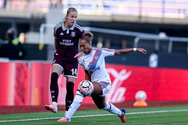 Aston Villa Women v Crystal Palace Women, Women s Super League Aston Villa Women defender Lynn Wilms (14) plays a pass past Crystal Palace Women forward Lexi Lloyd-Smith (7) during the Women s Super League match between Aston Villa Women and Crystal Palace Women at Villa Park, Birmingham, UK on 4 October 2026 Birmingham Villa Park West Midlands UK Editorial use only , Copyright: xManjitxNarotrax PSI-24960-0073