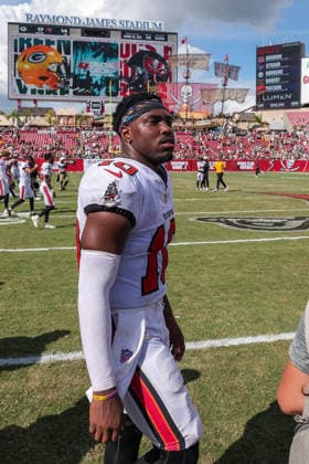 Oct 4, 2026; Tampa, FL, USA; Tampa Bay Buccaneers quarterback Jalon Daniels (10) looks on from the field after his first career NFL, American Football Herren, USA start against the Green Bay Packers and Tampa Bay Buccaneers at Raymond James Stadium. Mandatory Credit: Taylor McFee-Cal Media Tampa USA - ZUMAc04_ 20261004_zma_c04_103 Copyright: xTaylorxMcfeex