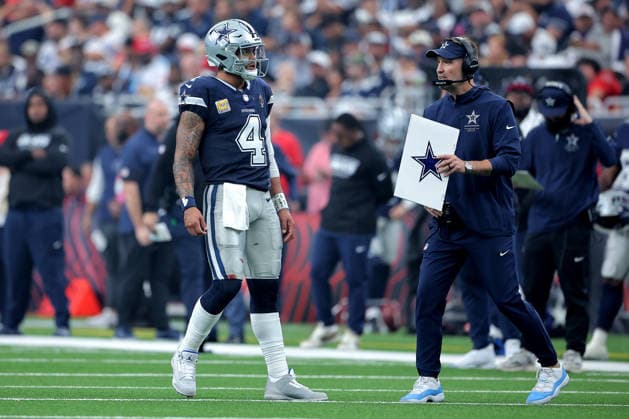 October 4, 2026, Houston, Texas, U.S: Dallas Cowboys quarterback Dak Prescott (4) talks with head coach Brian Schottenheimer during the second quarter of the NFL, American Football Herren, USA regular season game between the Houston Texans and the Dallas Cowboys at Reliant Stadium in Houston, TX on October 4, 2026. Houston U.S - ZUMAw137 20261004_aap_w137_074 Copyright: xErikxWilliamsx