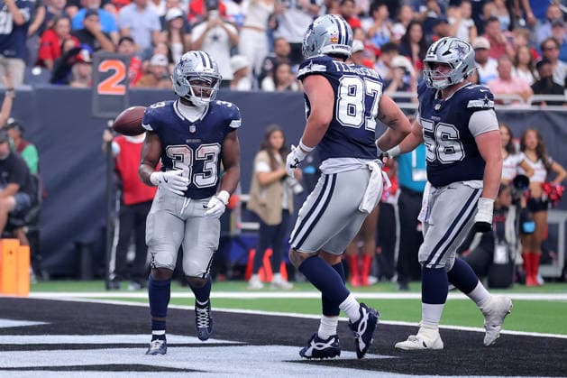 October 4, 2026, Houston, Texas, U.S: Dallas Cowboys running back Javonte Williams (33) is congratulated by teammates after a touchdown during the fourth quarter of the NFL, American Football Herren, USA regular season game between the Houston Texans and the Dallas Cowboys at Reliant Stadium in Houston, TX on October 4, 2026. Houston U.S - ZUMAw137 20261004_aap_w137_087 Copyright: xErikxWilliamsx