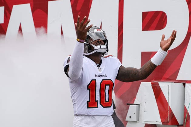 Oct 4, 2026; Tampa, FL, USA; Tampa Bay Buccaneers quarterback Jalon Daniels (10) runs out of the tunnel during player introductions before the NFL, American Football Herren, USA game between the Green Bay Packers and Tampa Bay Buccaneers at Raymond James Stadium. Mandatory Credit: Taylor McFee-Cal Media Tampa USA - ZUMAc04_ 20261004_zma_c04_164 Copyright: xTaylorxMcfeex