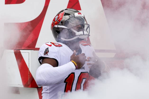Oct 4, 2026; Tampa, FL, USA; Tampa Bay Buccaneers quarterback Jalon Daniels (10) runs out of the tunnel during player introductions before the NFL, American Football Herren, USA game between the Green Bay Packers and Tampa Bay Buccaneers at Raymond James Stadium. Mandatory Credit: Taylor McFee-Cal Media Tampa USA - ZUMAc04_ 20261004_zma_c04_163 Copyright: xTaylorxMcfeex