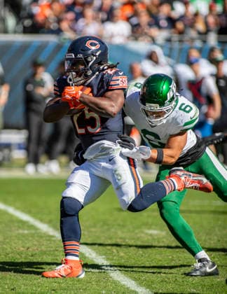 October 4, 2026: Chicago Bears Kyle Monangai (25) is chased by New York Jets Dane Belton (6) during the NFL, American Football Herren, USA game in Chicago, IL. CSM NFL 2026: Jets Vs Bears OCT 04 - ZUMAc04_ 20261004_zma_c04_206 Copyright: xMikexWulfx